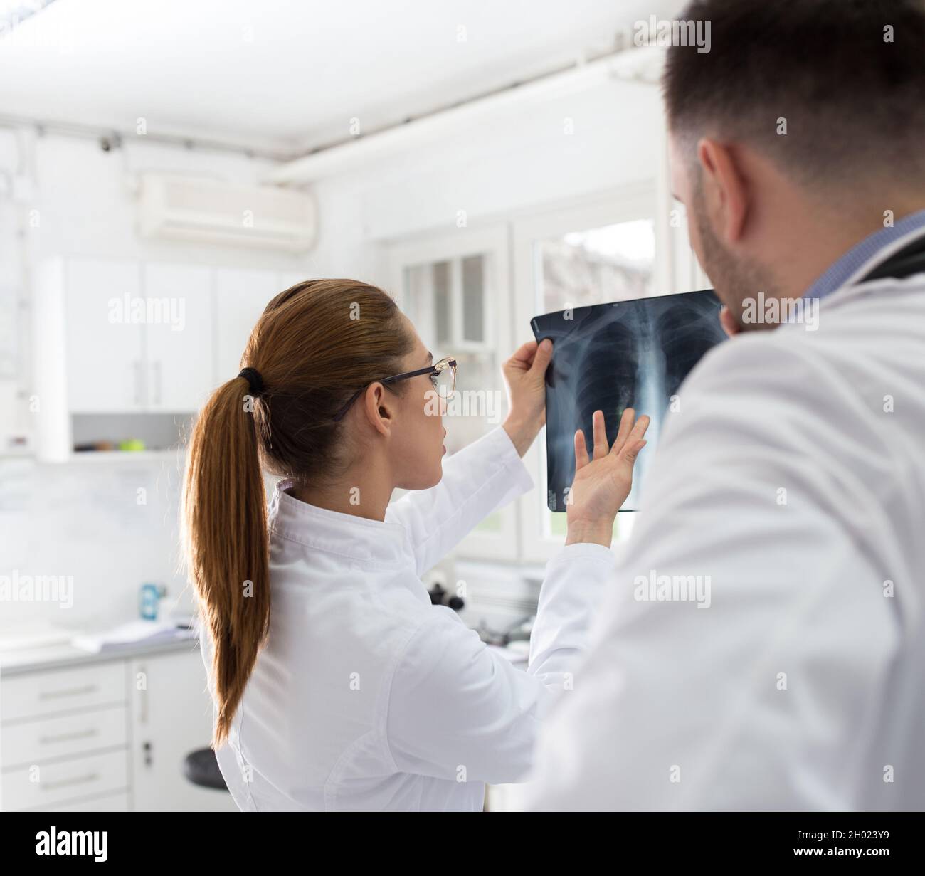 Two people looking at x ray hi-res stock photography and images - Alamy