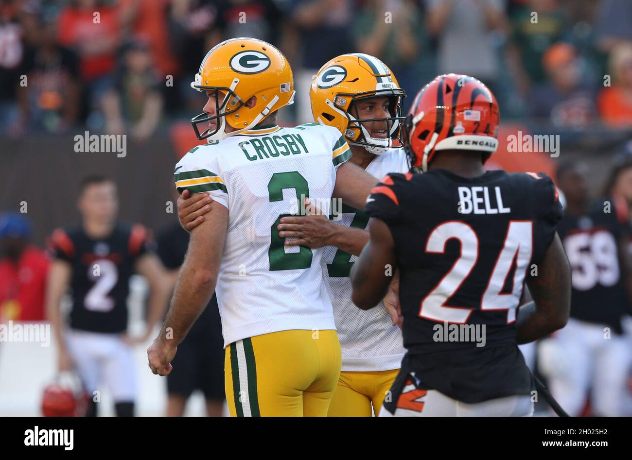 Santa Clara, United States. 27th Sep, 2021. Green Bay Packers tight end  Robert Tonyan (L) signals good as kicker Mason Crosby (2) yells as he  watches his 51 yard field goal pass