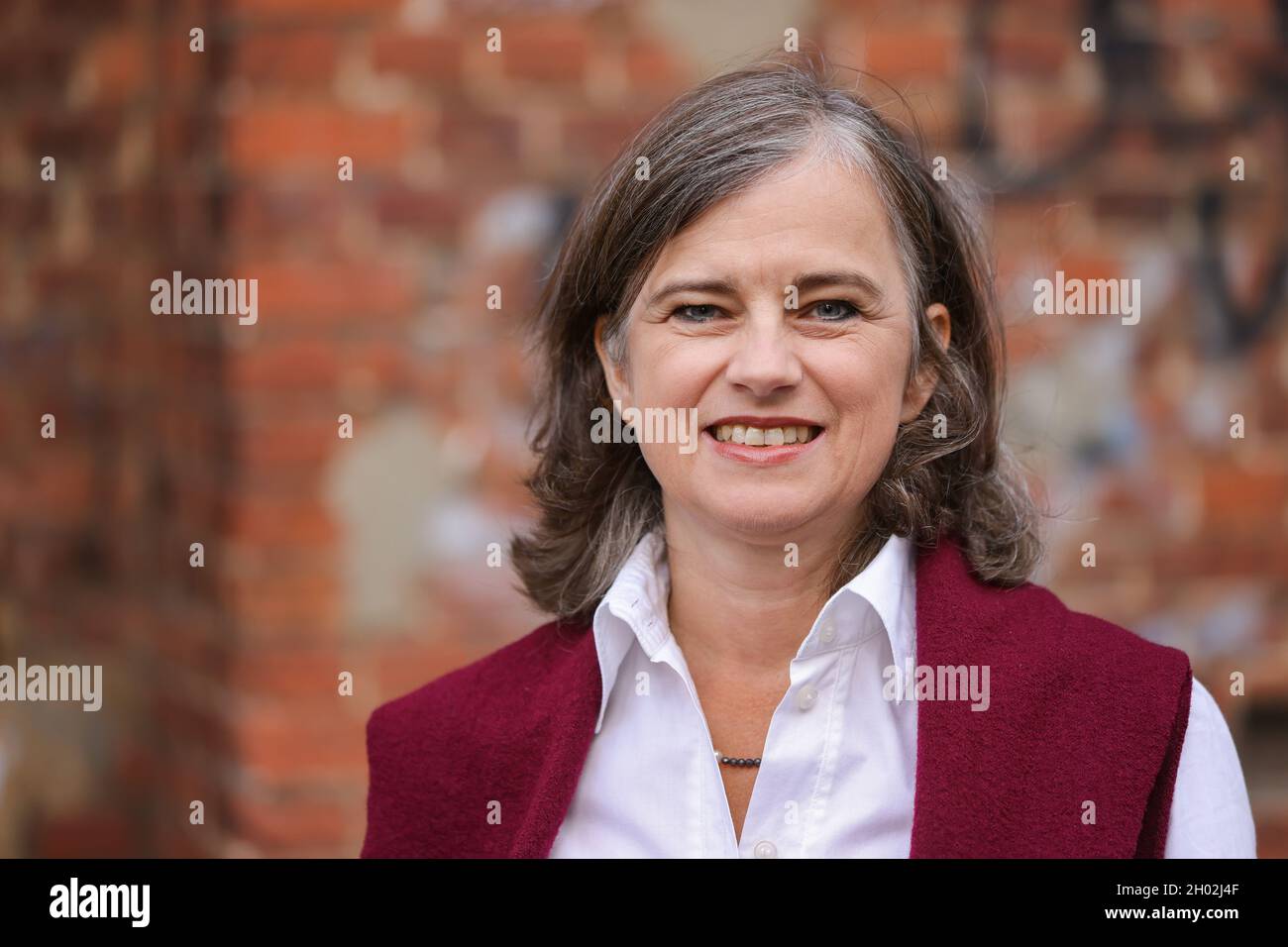 Hamburg, Germany. 01st Oct, 2021. Katharina Gerhardt, freelance editor and member of the Association of Freelance Editors (Verband der Freien Lektorinnen und Lektoren e.V.). (VFLL), smiles at a photo opportunity with the German Press Agency (dpa). (to dpa theme package book fair: 'Gendering in literature: no reason for trench warfare') Credit: Ulrich Perrey/dpa/Alamy Live News Stock Photo