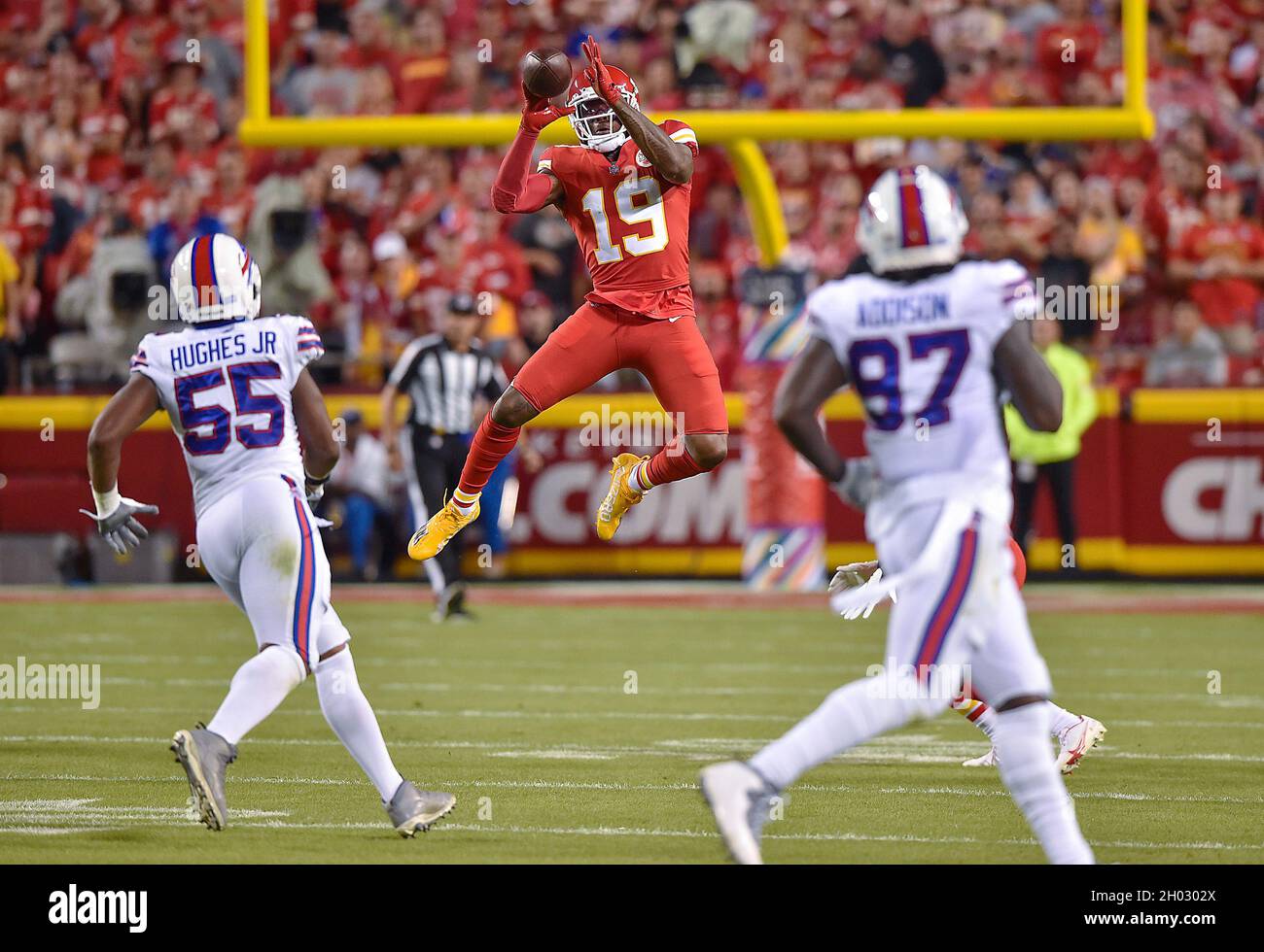 Chiefs legend Tamba Hali passes out ice cream at Training Camp, image size:1300x980