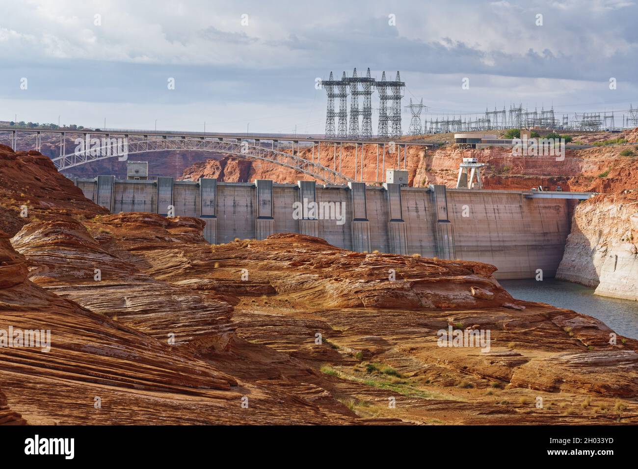 Glen Canyon dam and bridge between Colorado River and Lake Powell, view from The Chains hiking trail Stock Photo