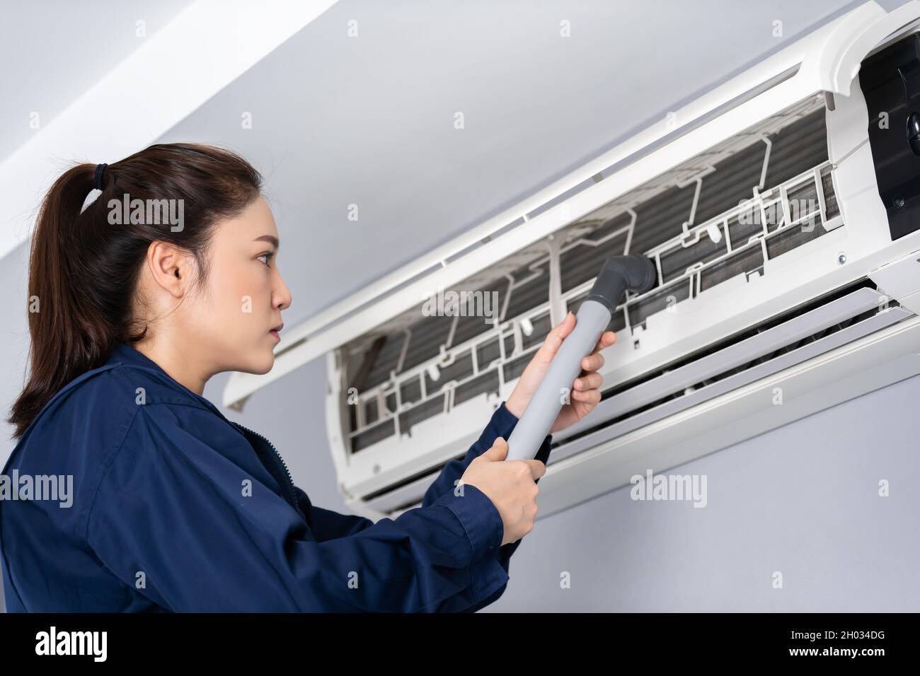 Asian house cleaner cleaning hi-res stock photography and images - Alamy
