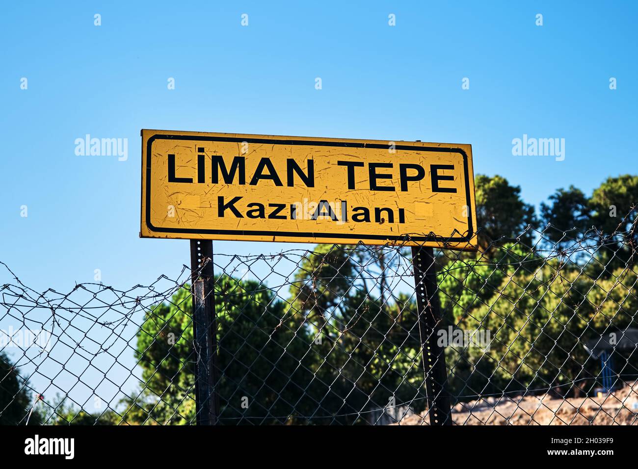 Urla, Turkey - September, 2021: The sign of archaeological excavation site of the ancient prehistoric bronze age town Liman Tepe or Limantepe in Urla, Stock Photo