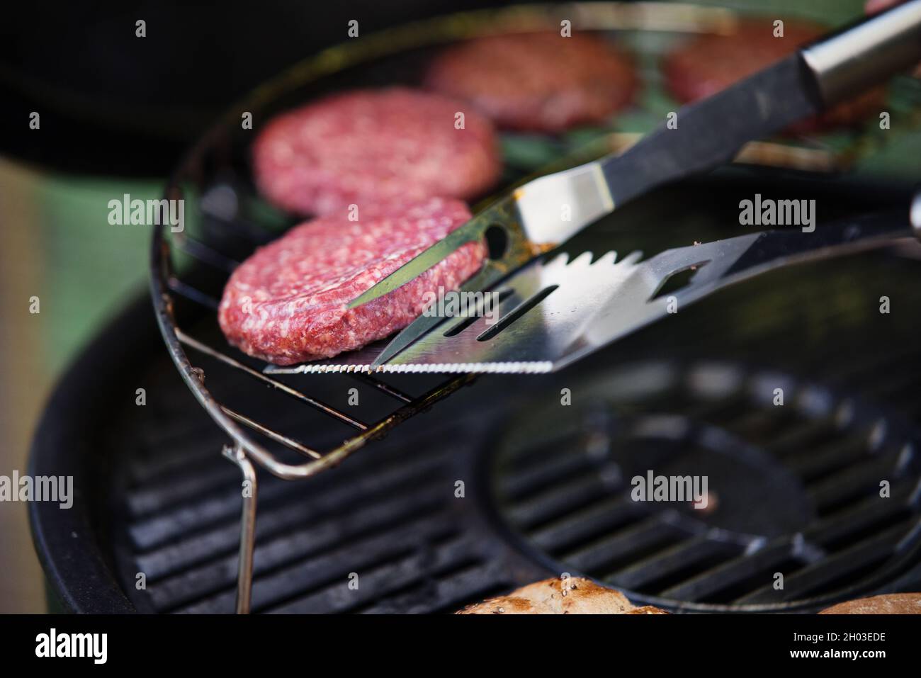 Close up of barbecue grill with burgers on it Stock Photo - Alamy