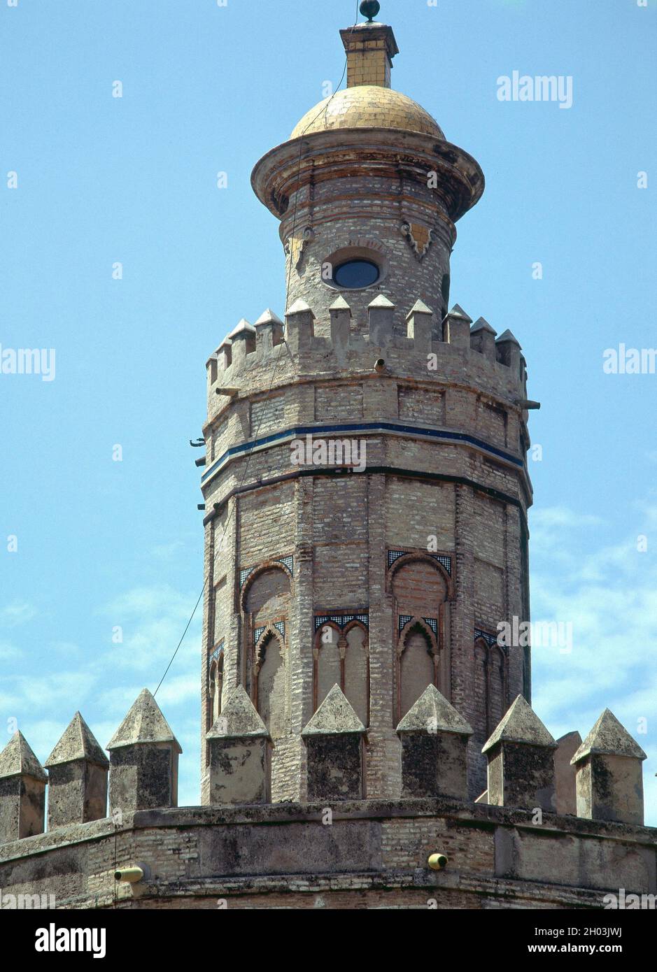 TORRE DEL ORO-DETALLE SUPERIOR - FOTO AÑOS 90. Location: GOLDEN TOWER. Sevilla. Seville. SPAIN. Stock Photo