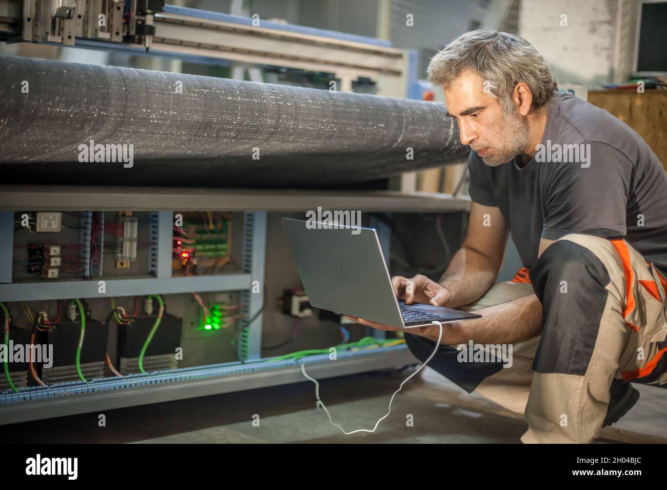 Field service maintenance engineer technician electrician inspect and