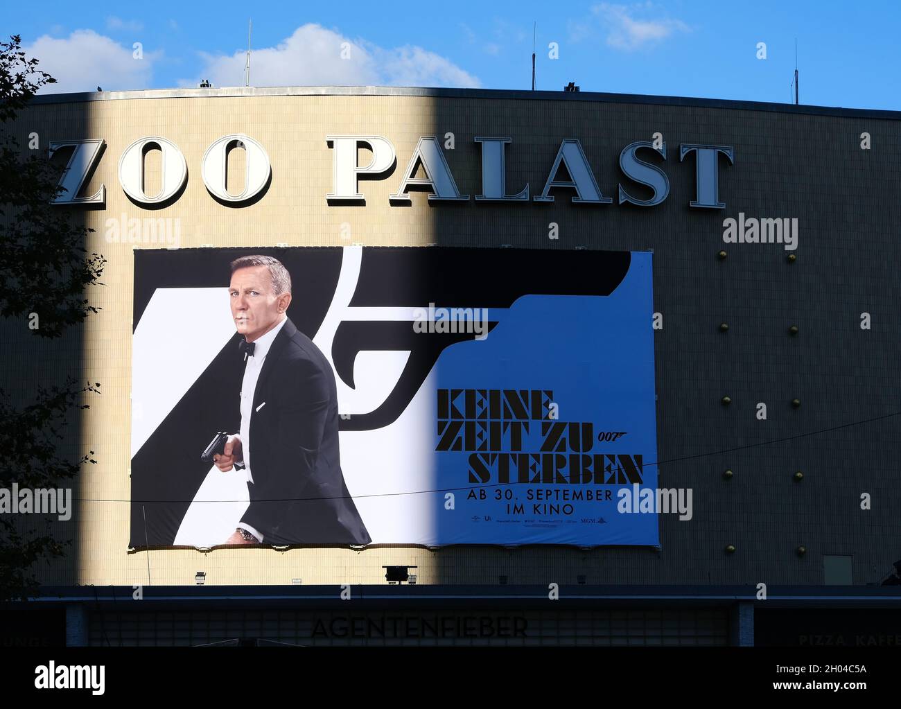 Berlin, Germany, 7. Okotber 2021, poster of the current James Bond movie 'No time to die' with Daniel Craig at Zoo Palast. Stock Photo