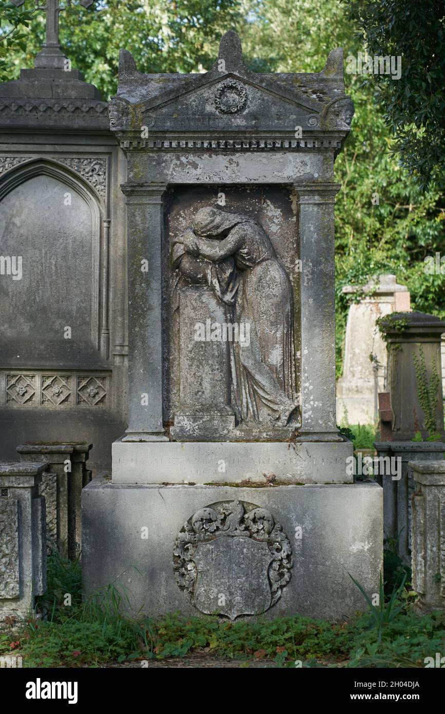 figure of woman carved on gravestone Stock Photo