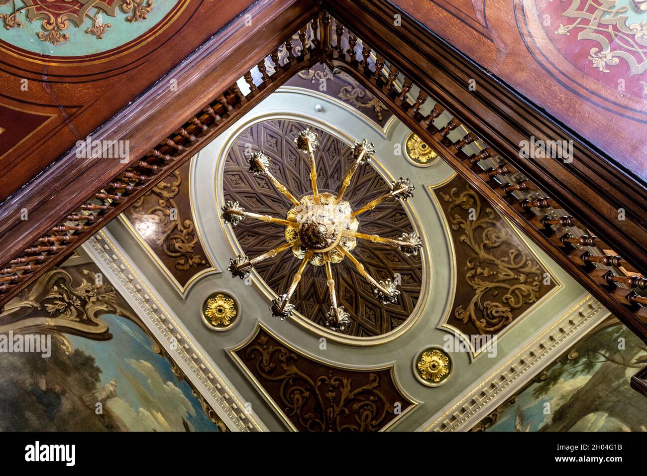 Chandelier and ceiling painted by William Hogarth, Hogarth Stair at The North Wing of St Bartholomew's Hospital, London, UK Stock Photo