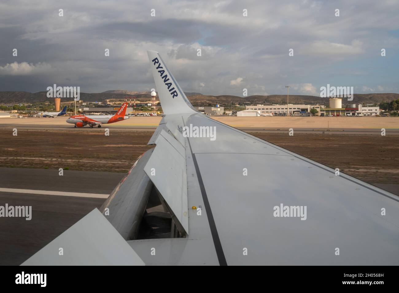 Airplane wing landing spoilers hi-res stock photography and images - Alamy