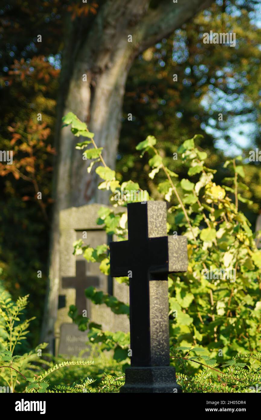 Kreuz auf dem Altstadtfriedhof in Mülheim-Ruhr Stock Photo