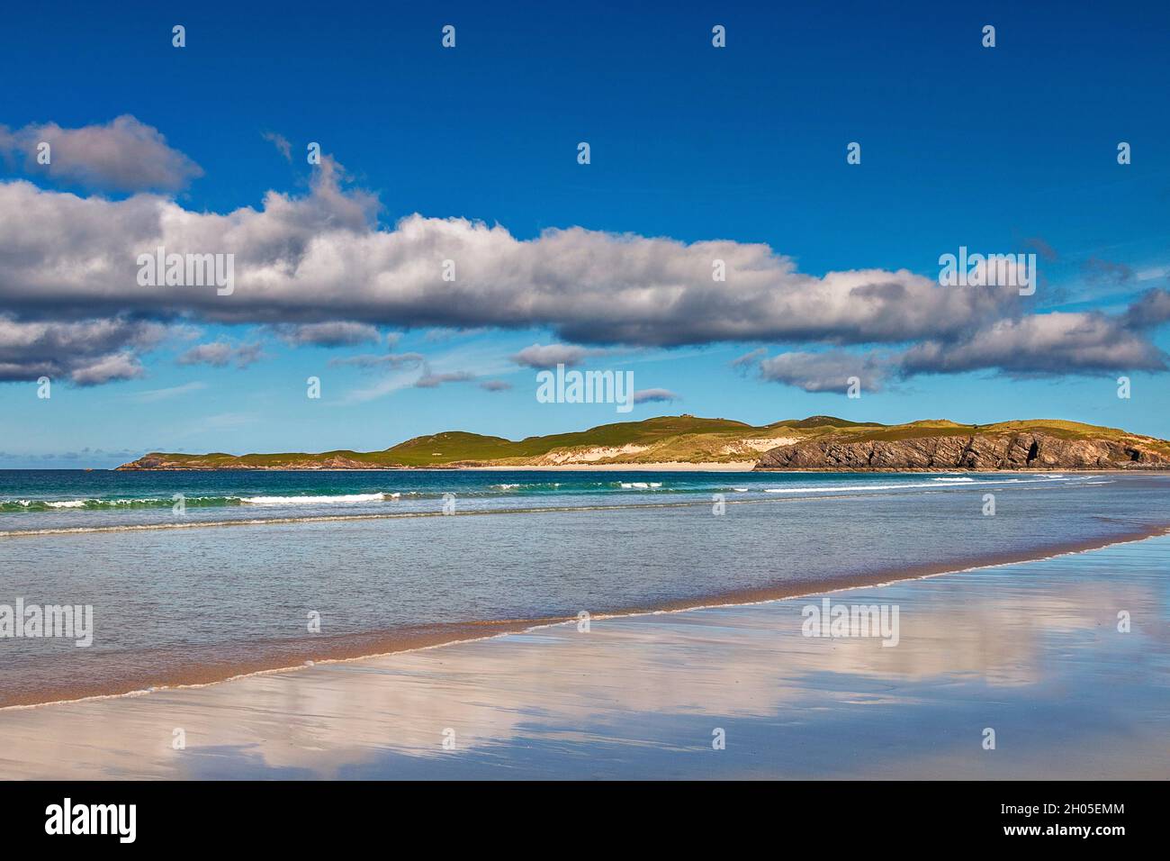 DURNESS SUTHERLAND SCOTLAND A SANDY BEACH A BLUE SKY AND A BLUE GREEN SEA IN LATE SUMMER Stock Photo