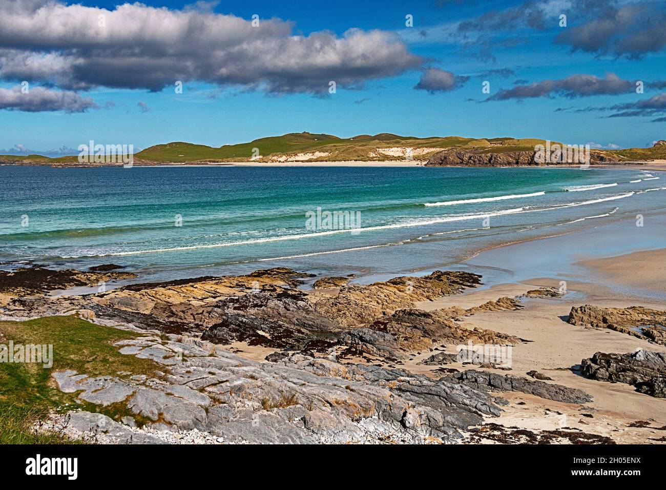 DURNESS SUTHERLAND SCOTLAND A SANDY BEACH ROCKS  A BLUE SKY AND A BLUE GREEN SEA IN LATE SUMMER Stock Photo