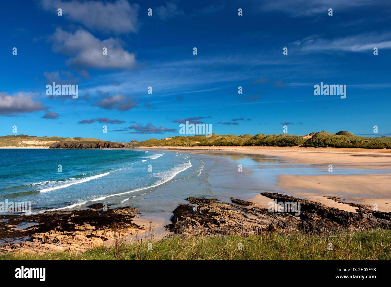 DURNESS SUTHERLAND SCOTLAND EXTENSIVE SANDY BEACH A BLUE GREEN SEA IN LATE SUMMER Stock Photo