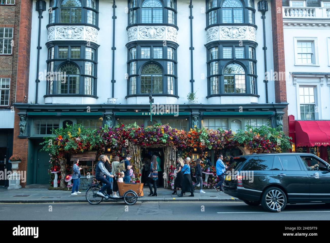 London- October 2021: The Ivy on Kings Road Chelsea in south west London Stock Photo