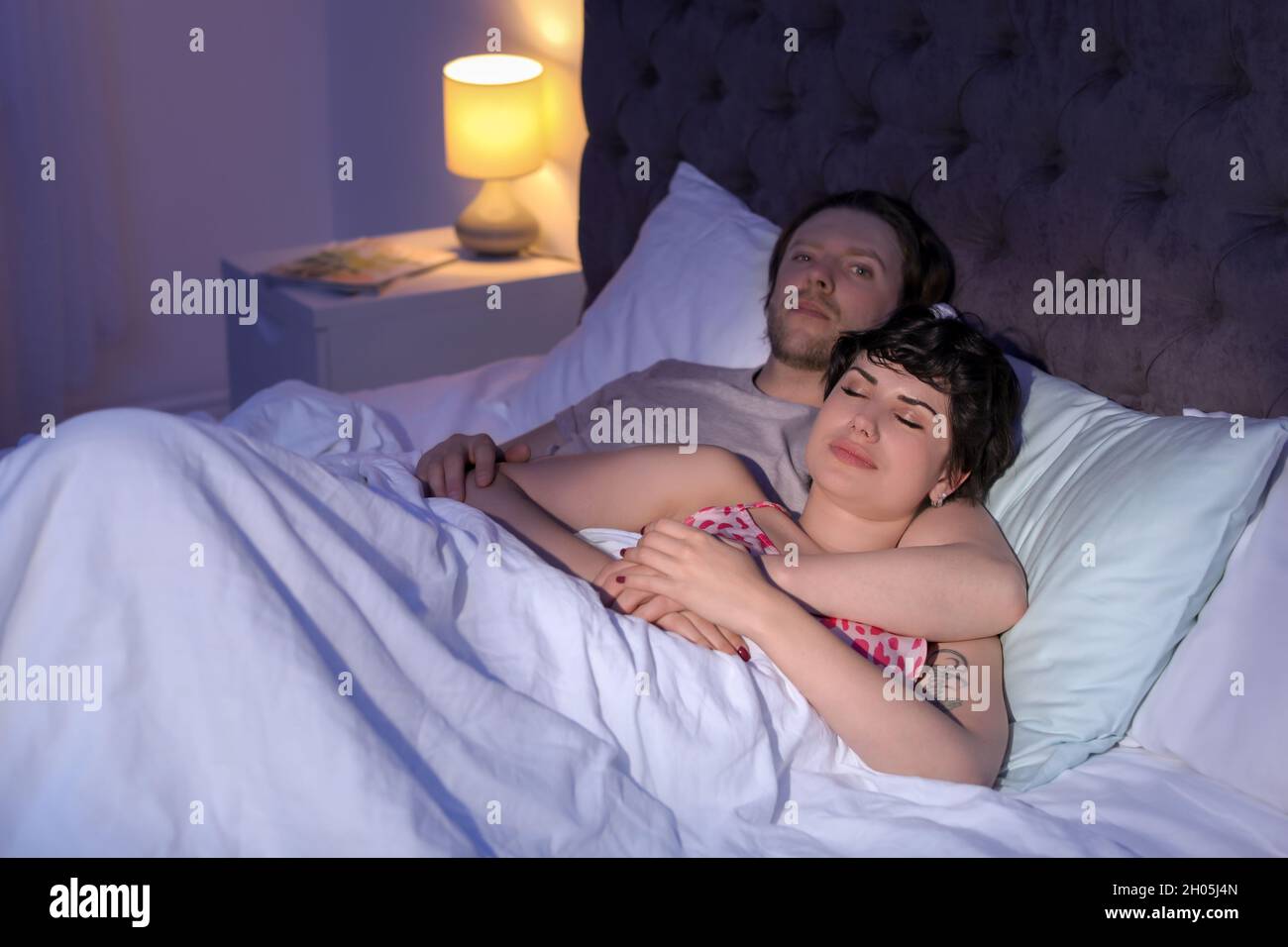 Спящую зрелую маму сын. Взрослые женщины в постели. Русские женщины в постели. Жена в постельке. Семейные пары в постели домашнее.