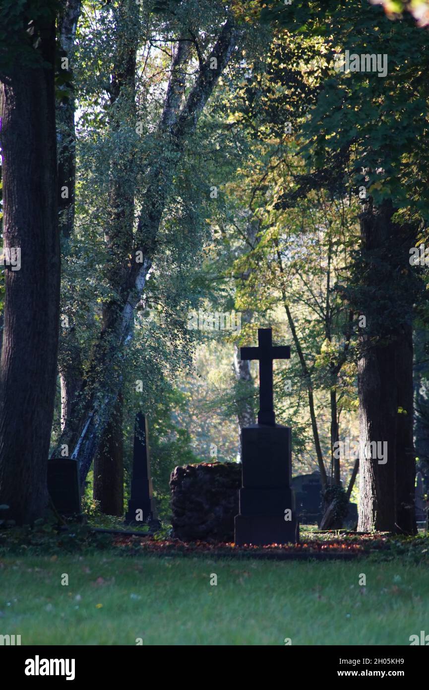 Kreuz auf dem Altstadtfriedhof in Mülheim-Ruhr Stock Photo