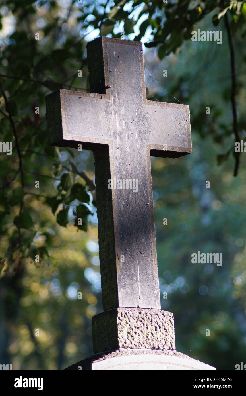 Kreuz auf dem Altstadtfriedhof in Mülheim-Ruhr Stock Photo