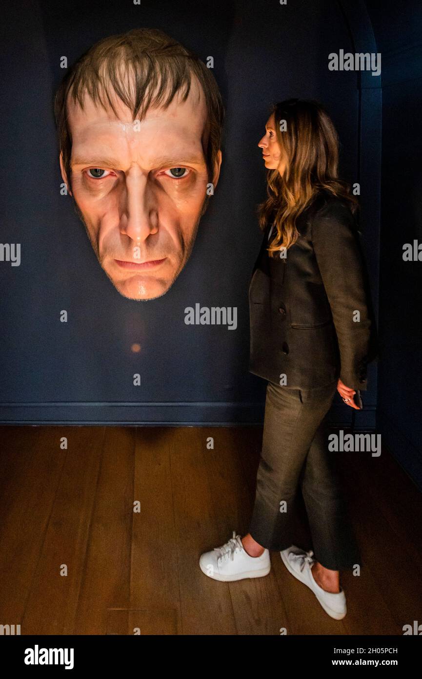 London, UK. 11th Oct, 2021. Dark place, 2018, a 1.4m high bust - Ron Mueck,  25 Years of Sculpture, 1996-2021, Galerie Thaddaeus Ropac, London. Credit:  Guy Bell/Alamy Live News Stock Photo - Alamy
