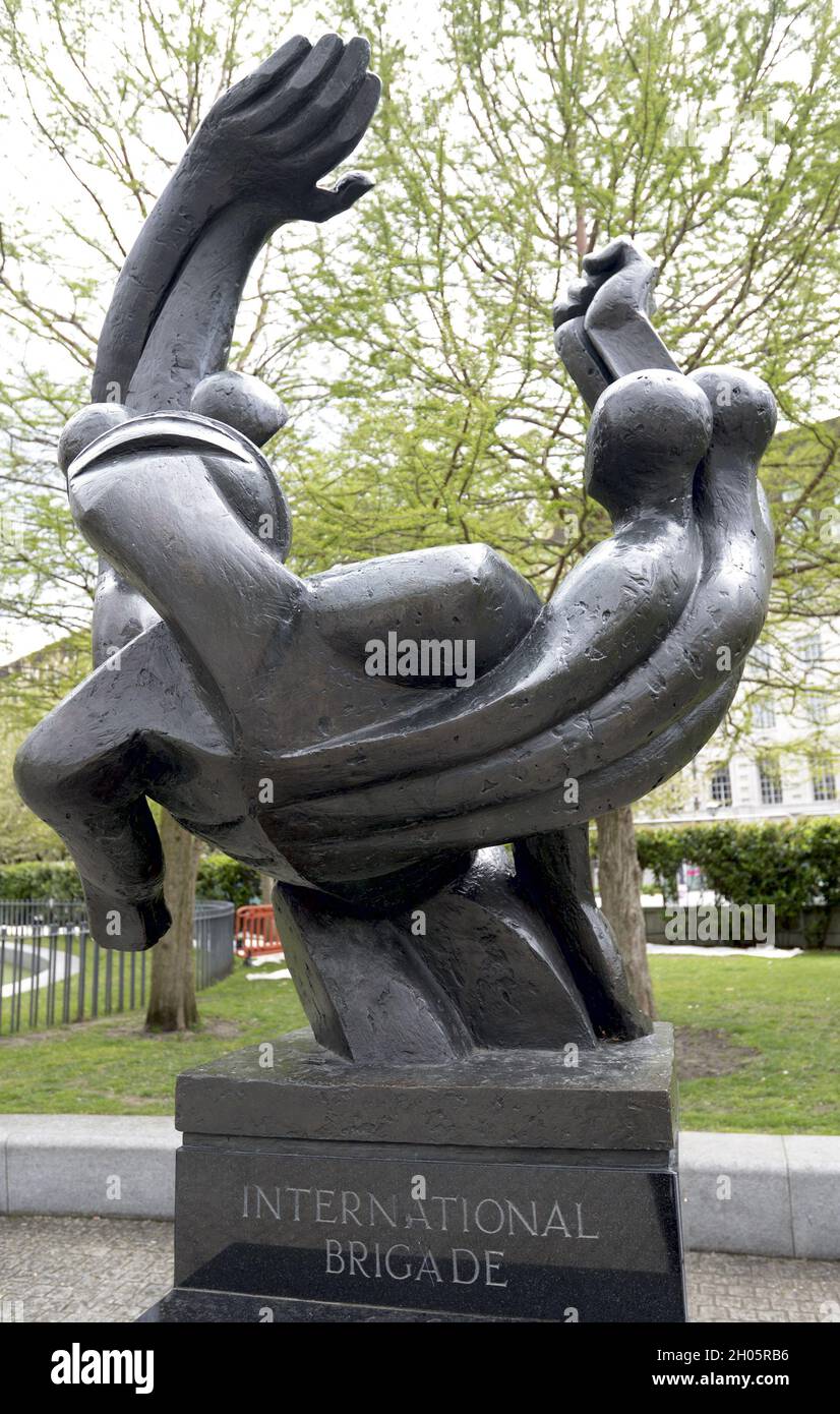 London, England, UK. International Brigade Memorial (Ian Walters, 1985) - Jubilee Gardens, Belvedere Road, SE1. Inscription (front): 'In honour of ove Stock Photo