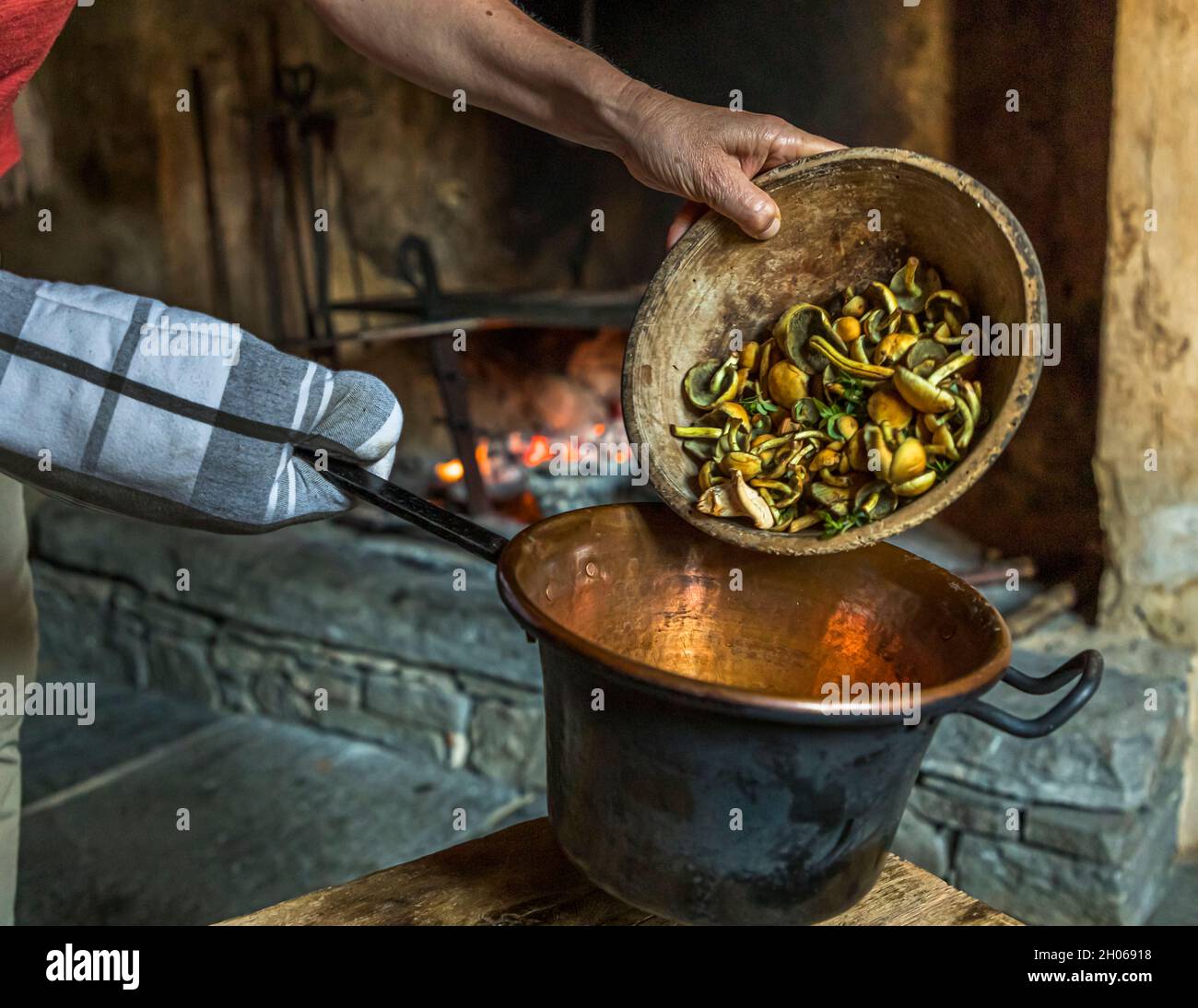 In Cerentino, visitors can stay in the lavishly renovated historic patrician house Cà Vegia, with centuries-old original furnishings but without electricity. With a little fat, self-collected mushrooms are sauteed over the fire, Circolo della Rovana, Switzerland Stock Photo