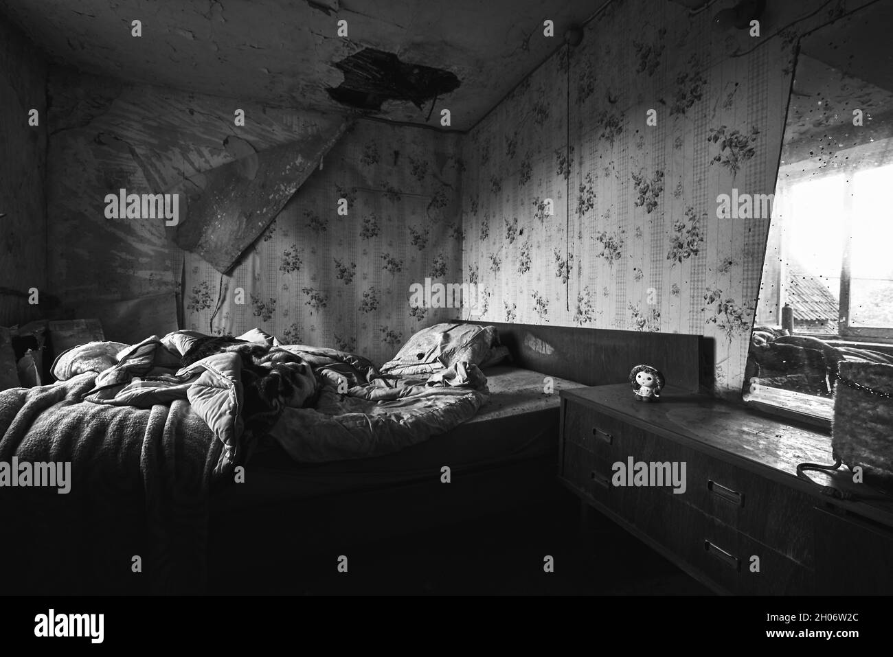 Grayscale of a dark, old, abandoned bedroom Stock Photo - Alamy