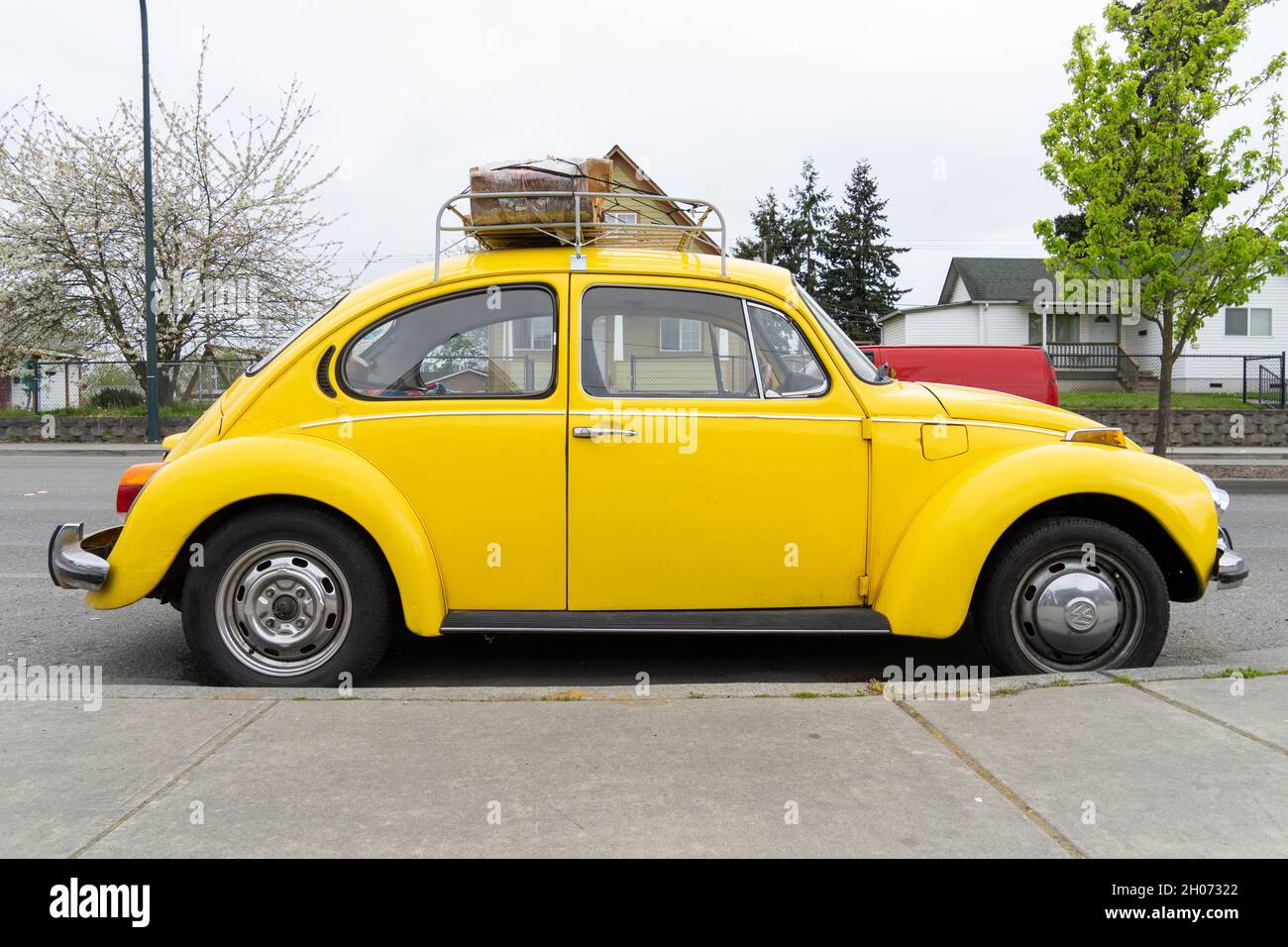 Yellow volkswagon beetle hi-res stock photography and images - Alamy