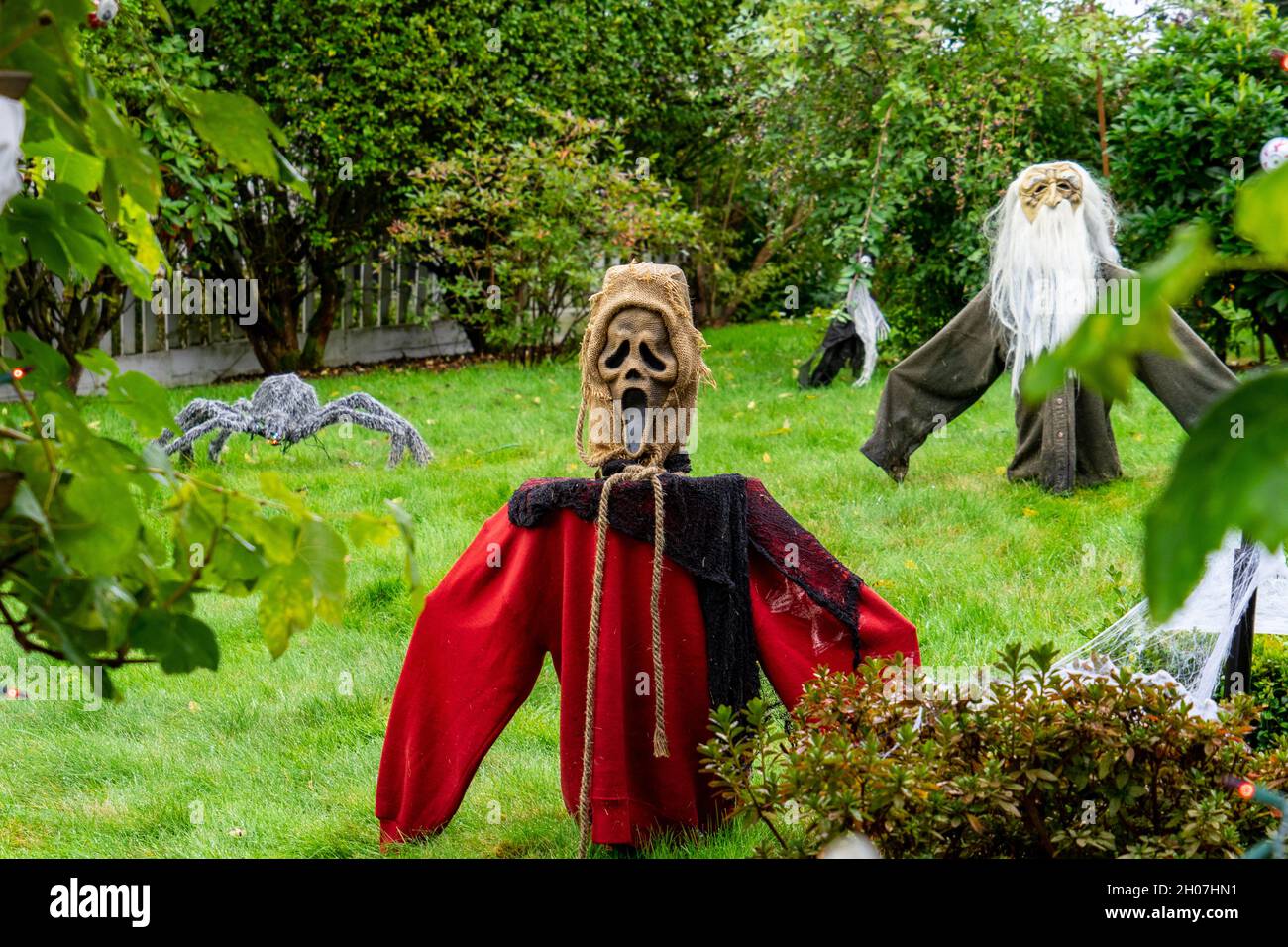 Halloween skeleton yard decorations hires stock photography and images
