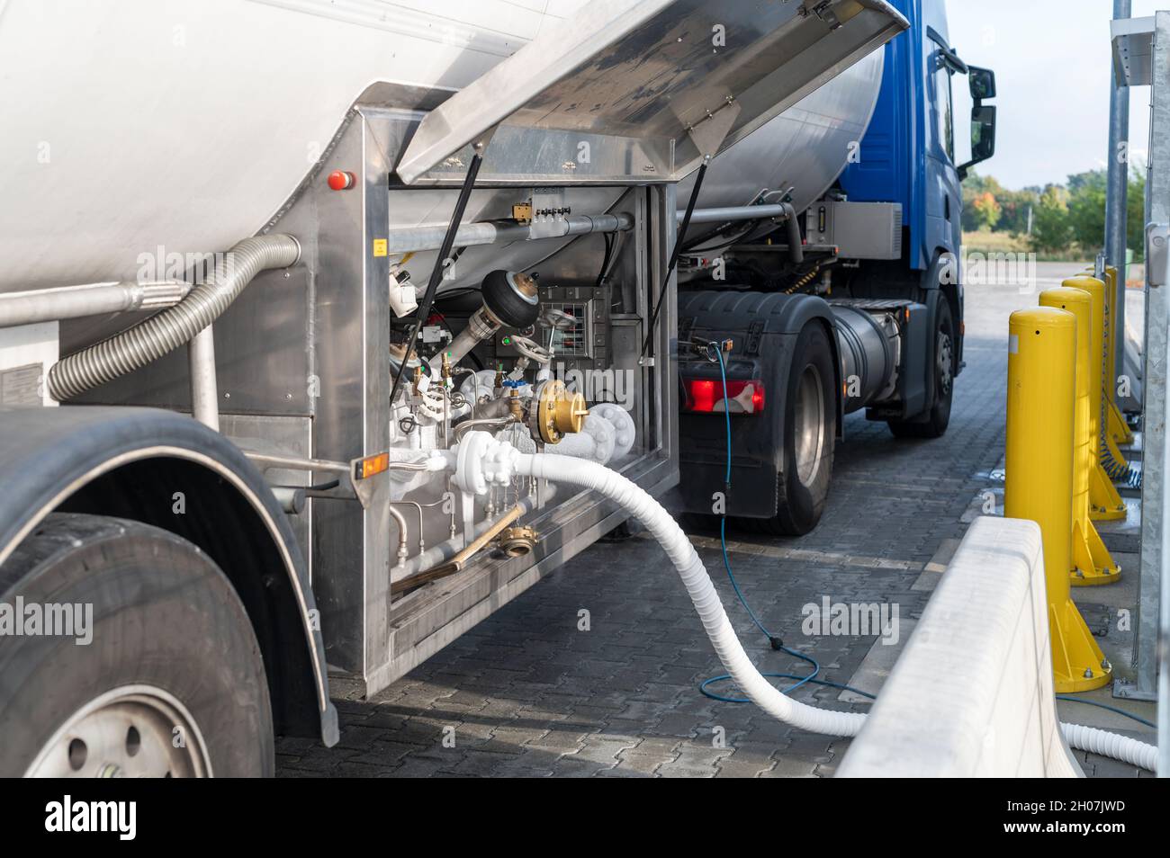 Lng filling station hires stock photography and images Alamy