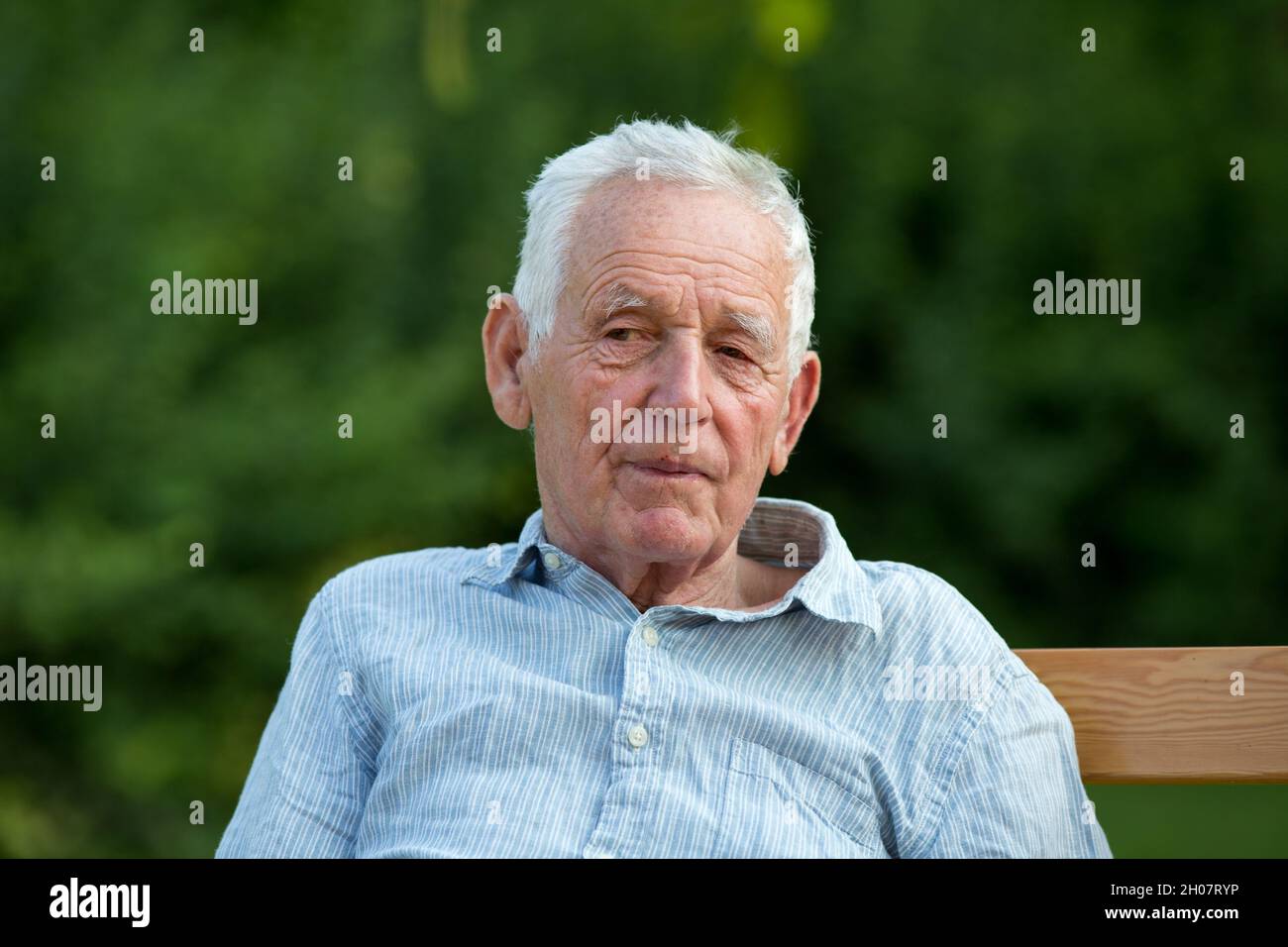 Portrait of senior man sitting hi-res stock photography and images - Alamy