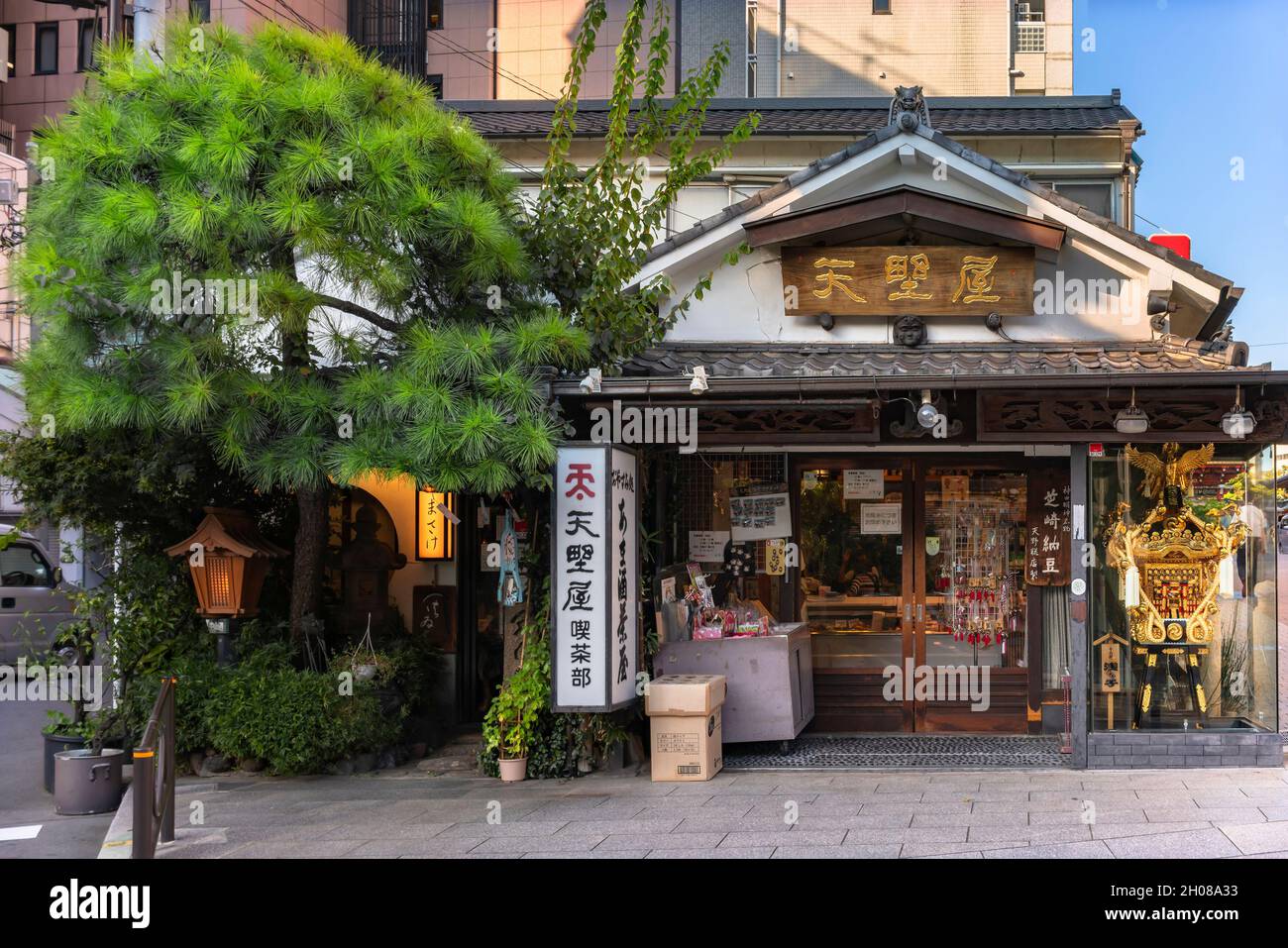 tokyo, japan - september 17 2019: Amanoya Cafe at Kanda-myōjin famous for Amazake fermented rice drink with a traditional architecture adorned with ra Stock Photo