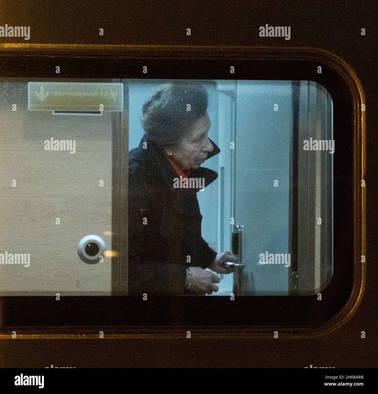 Montrose Train Station, Montrose, Angus, Scotland, United Kingdom, 11th of Oct 2021: Pictured - Princess Anne, boards the 2226 Caledonian Sleeper train at Montrose Train Station. Along with 5-7 of her entourage. The train is on route to London. Princess Anne was dropped off at the station by a land rover defender and land rover range rover, as seen in the pictures. Credit: Barry Nixon/Alamy Live News Stock Photo