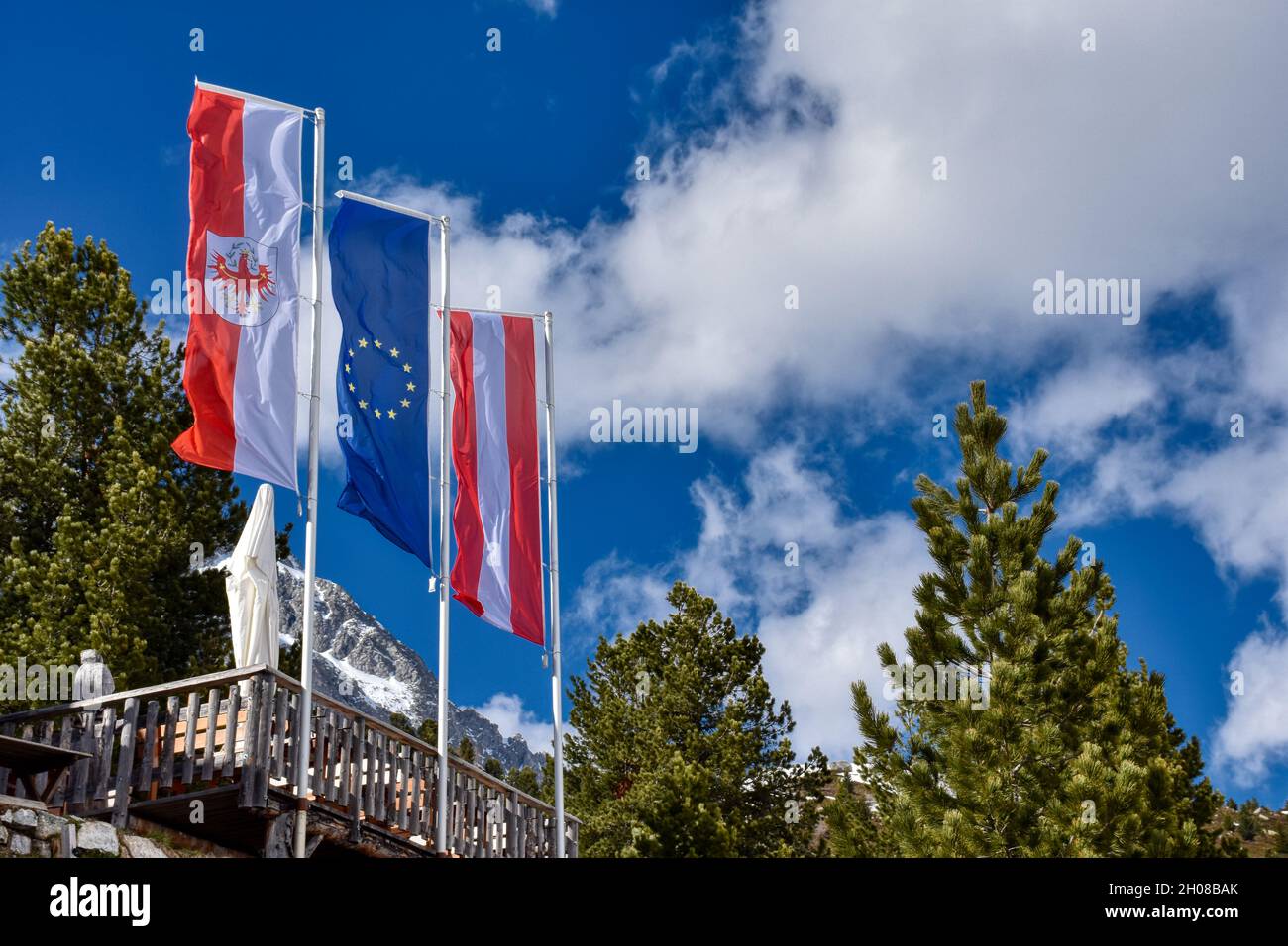 Fahne, Flagge, Österreich, EU, Tirol, wehen, Wind, Stange, Fahnenstange, Nation, Stolz, Zugehörigkeit, Land, rot, weiß, blau, Stern, gelb, Osttirol, O Stock Photo