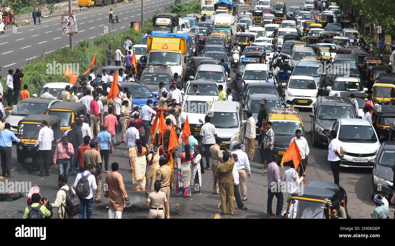 Mumbai, India. 11th Oct, 2021. MUMBAI, INDIA - OCTOBER 11: Shiv Sena protestors burn tyres and block the E E highway at Vikhroli in Mumbai on Maharshtra Bandh dayl in Mumbai, during a statewide strike called by the opposition political parties against the death of people in an incident involving protesting farmers in Lakhimpur Kheri district of Uttar Pradesh on October 11, 2021 in Mumbai, India. (Photo by Satish Bate/Hindustan Times/Sipa USA) Credit: Sipa USA/Alamy Live News Stock Photo