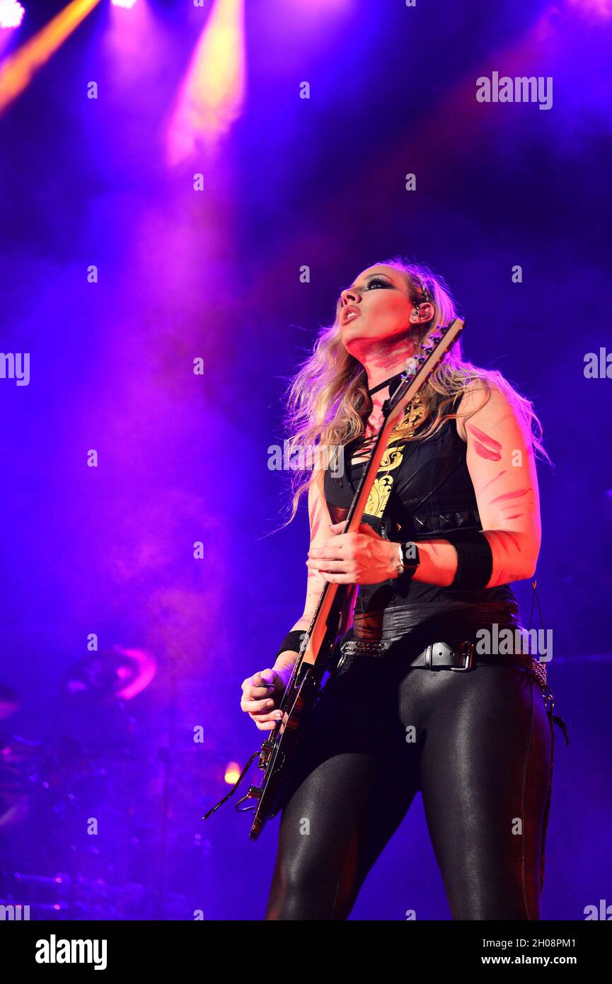 West Palm Beach, USA. 10th Oct, 2021. WEST PALM BEACH, FLORIDA - OCTOBER  10: Nita Strauss of Alice Cooper performs onstage at iTHINK Financial  Amphitheatre on October 10, 2021 in West Palm