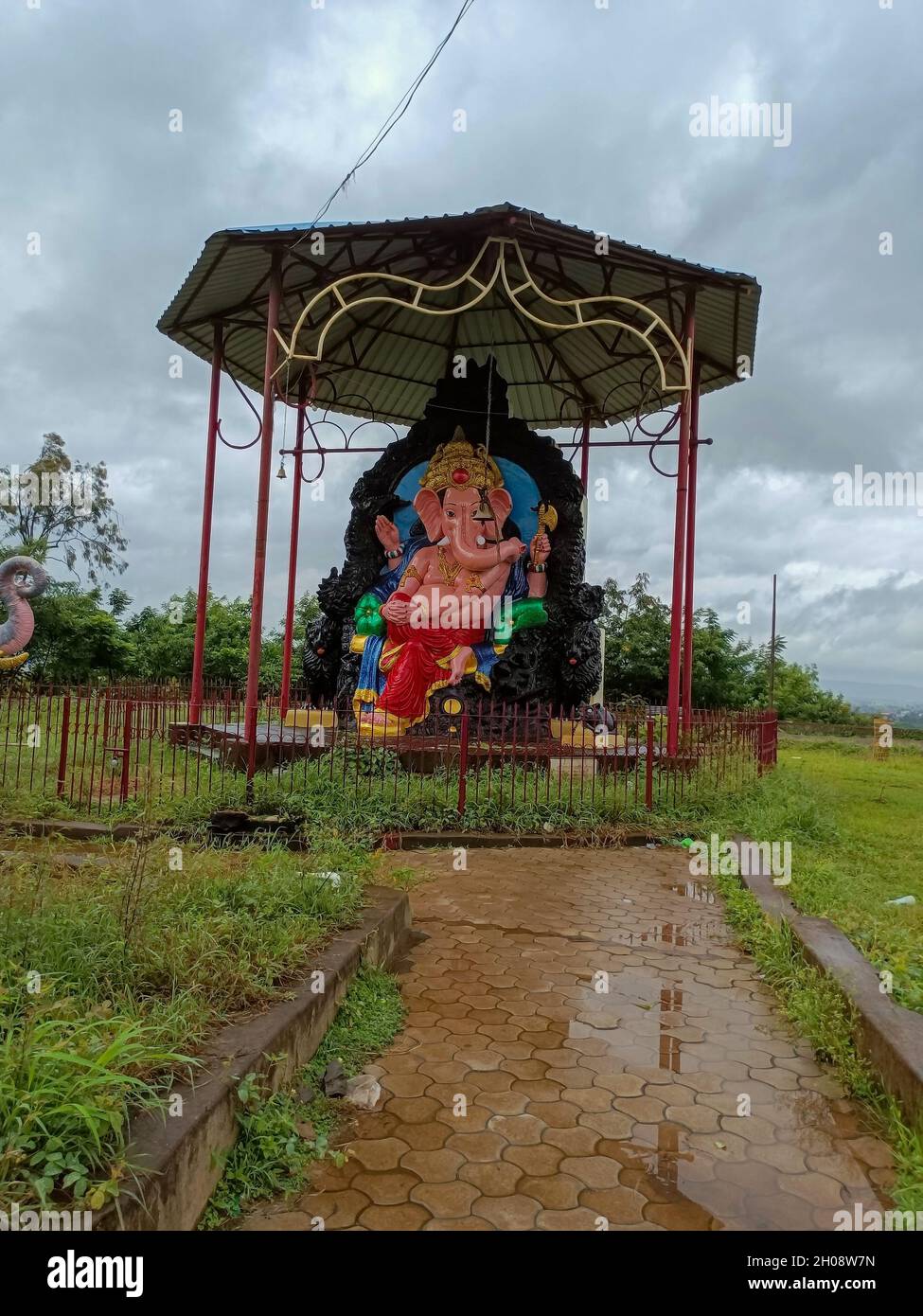 Statue of Lord Ganesha and a small statue of a mouse under a big