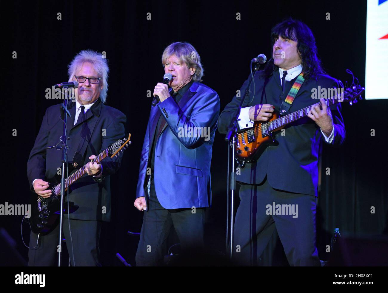 Hiawassee, GA, USA. 11th Oct, 2021. Kevin Lingard, Peter Noone, Vance Brescia on stage for Peter Noone in Concert at Georgia Mountain Fall Fair, Anderson Music Hall, Hiawassee, GA October 11, 2021. Credit: Derek Storm/Everett Collection/Alamy Live News Stock Photo