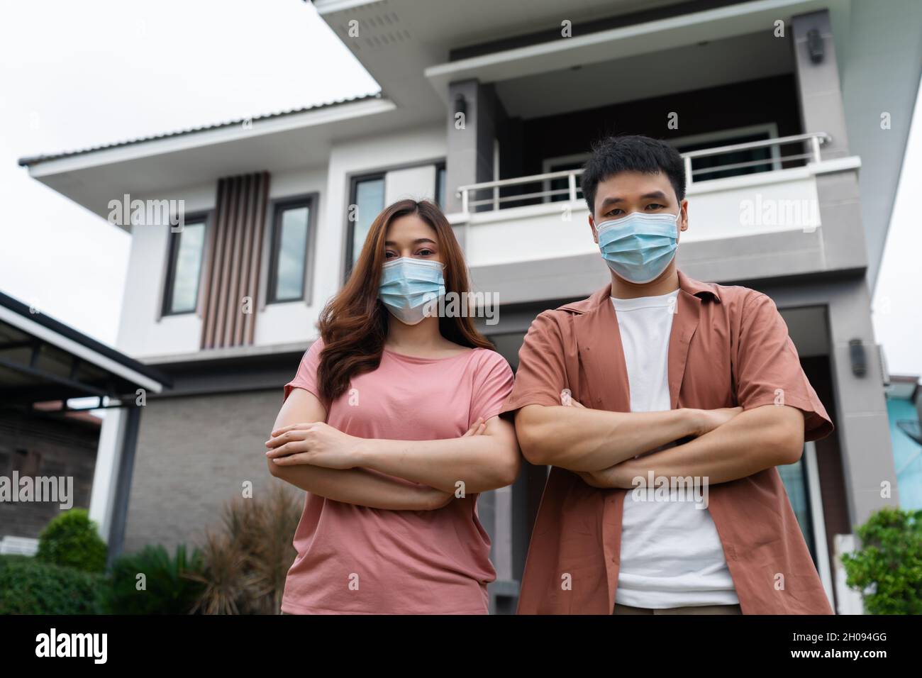 People wearing face mask cross hi-res stock photography and images - Alamy