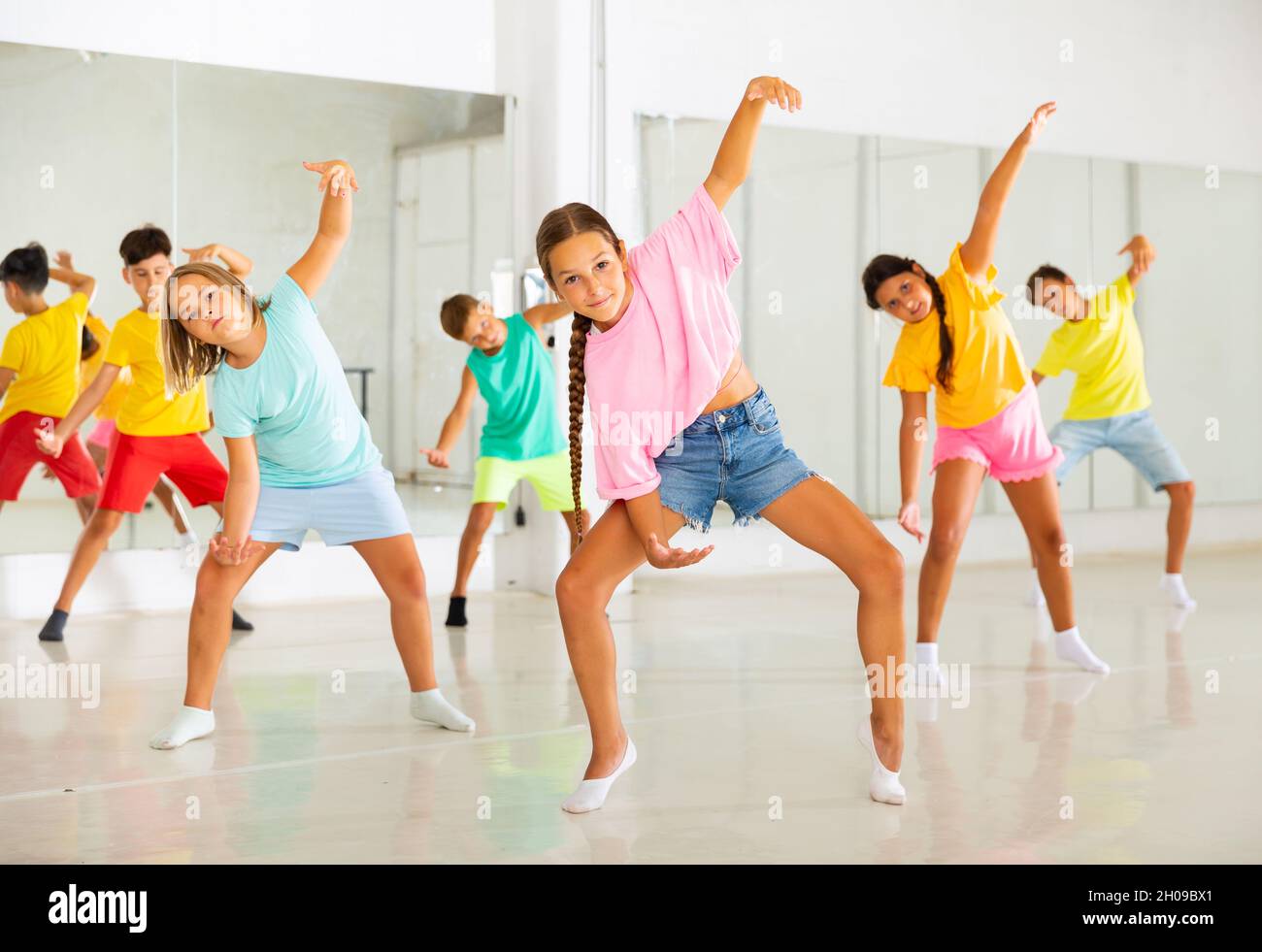 tween dancers Tween girl krump dancer in choreographic studio with children Stock Photo -  Alamy