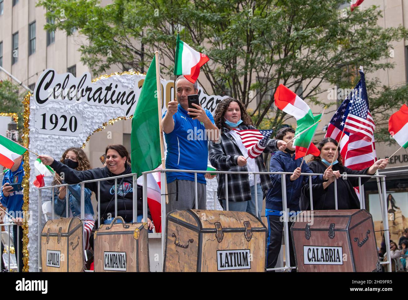 People participate in the annual Columbus Day Parade up Fifth Avenue in ...