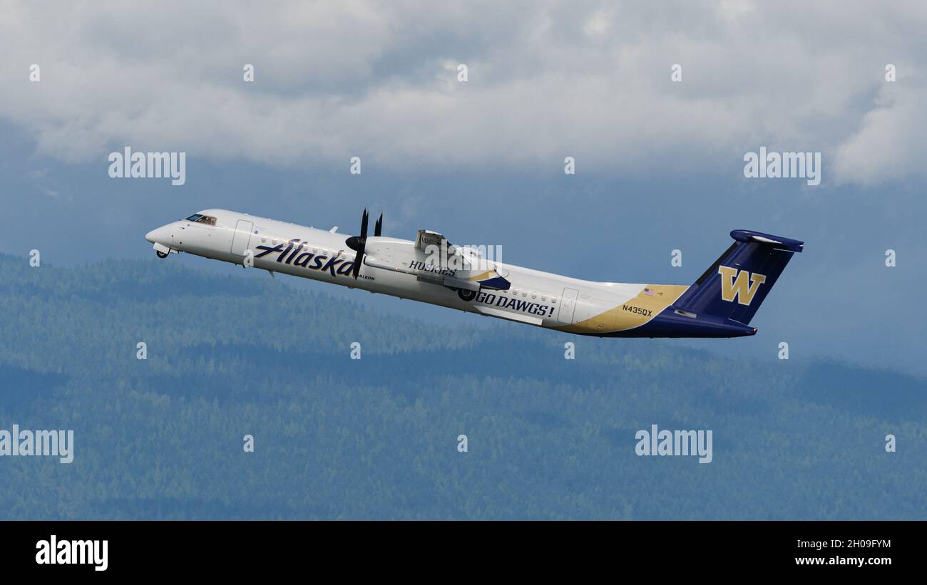 Richmond, British Columbia, Canada. 28th Sep, 2021. An Alaska Horizon DeHavilland Dash 8-400 twin engine turboprop regional airliner, painted in special Huskies livery, airborne after take-off from Vancouver International Airport. (Credit Image: © Bayne Stanley/ZUMA Press Wire) Stock Photo