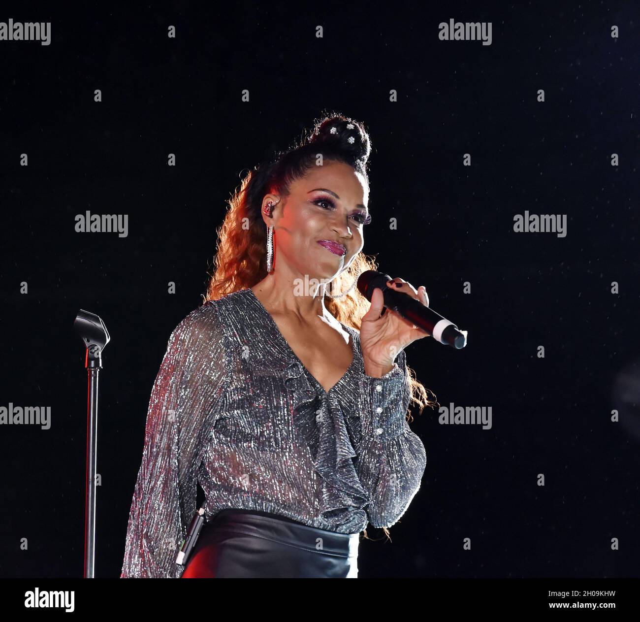 October 11, 2021, Portsmouth, Virginia, USA: CINDY HERRON of En Vogue  brings some soul to the folks at the  Atlantic  Union Bank Pavilion in Portsmouth. (Credit Image: © Jeff Moore/ZUMA Press Wire) Stock Photo