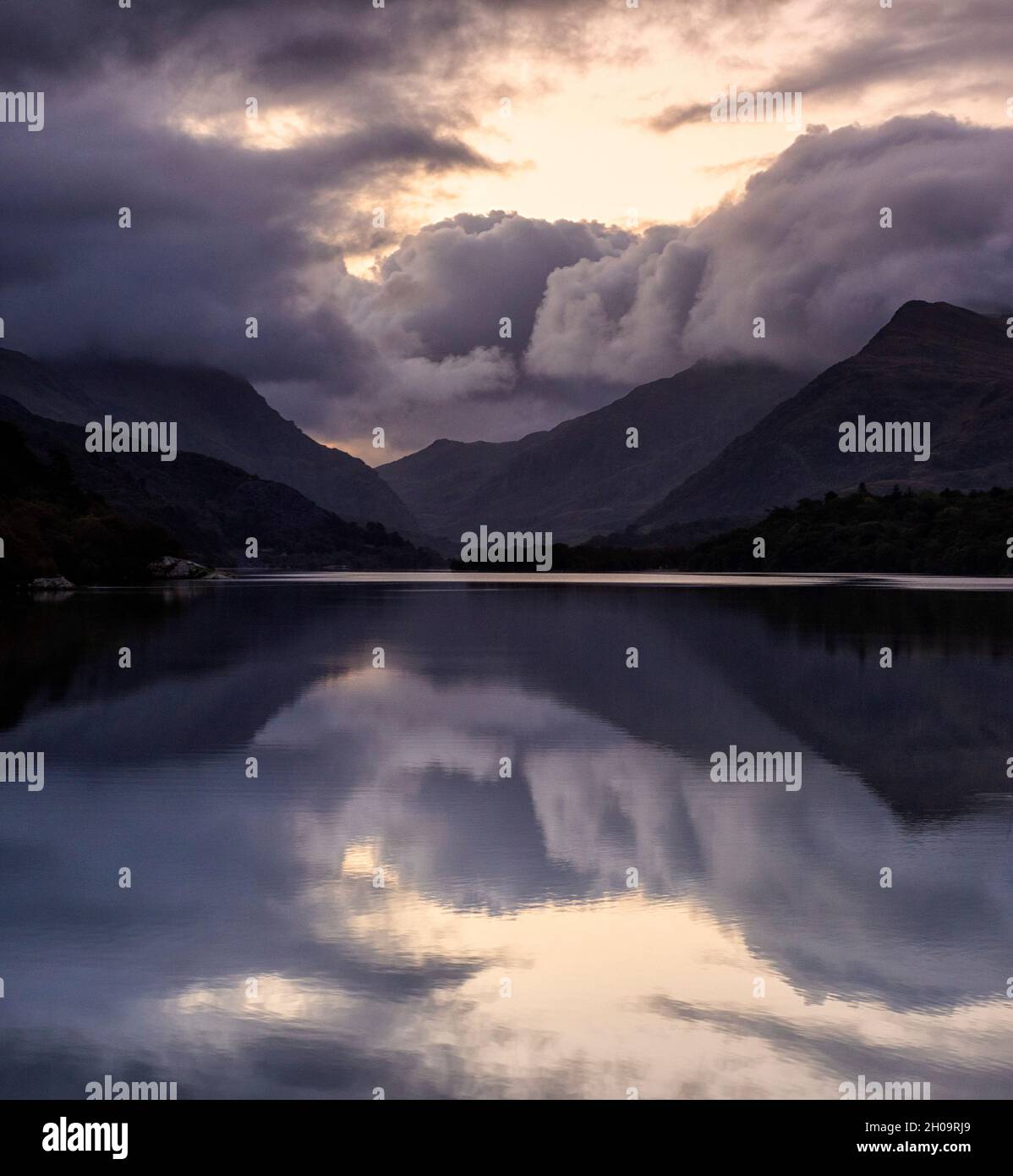 Sunrise on Llyn Padarn in Llanberis, Snowdonia National Park, Wales UK Stock Photo