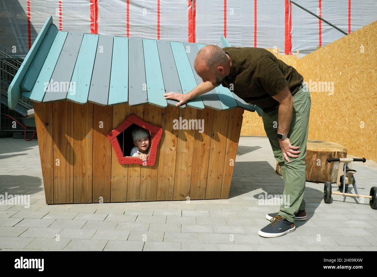 '16.07.2021, Germany, Bremen, Bremen - Opening of a day care center: father playing with his son. Note: Parental consent for press publication obtaine Stock Photo