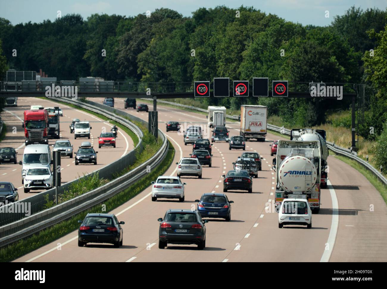 '03.08.2021, Germany, Bremen, Bremen - Federal freeway, in Bremen the speed limit on the freeway is 120. 00A210803D104CAROEX.JPG [MODEL RELEASE: NO, P Stock Photo