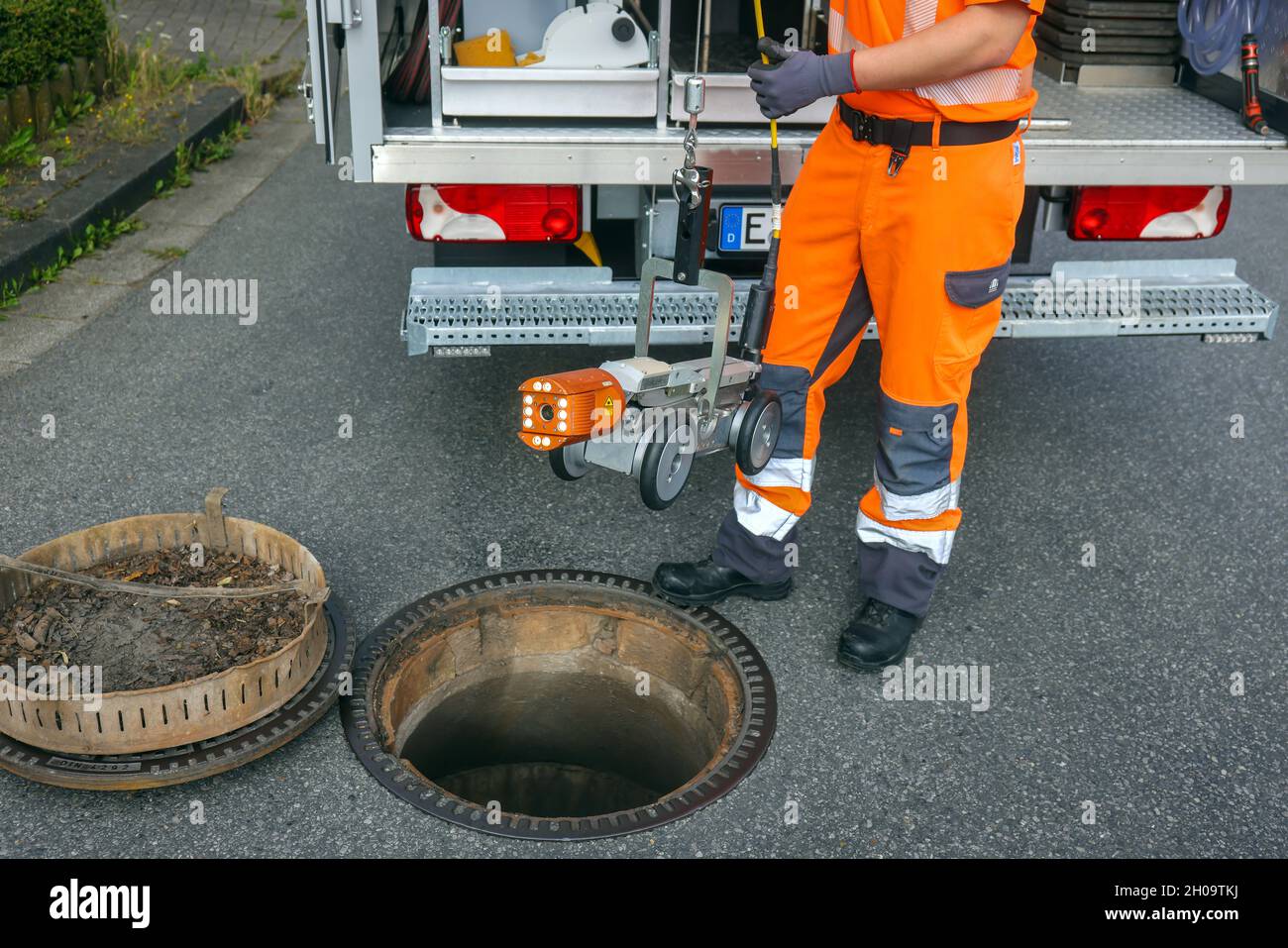 '21.07.2021, Germany, North Rhine-Westphalia, Hamm - TV sewer inspection truck, sewer inspection by camera, a trainee, a specialist for pipe, sewer an Stock Photo