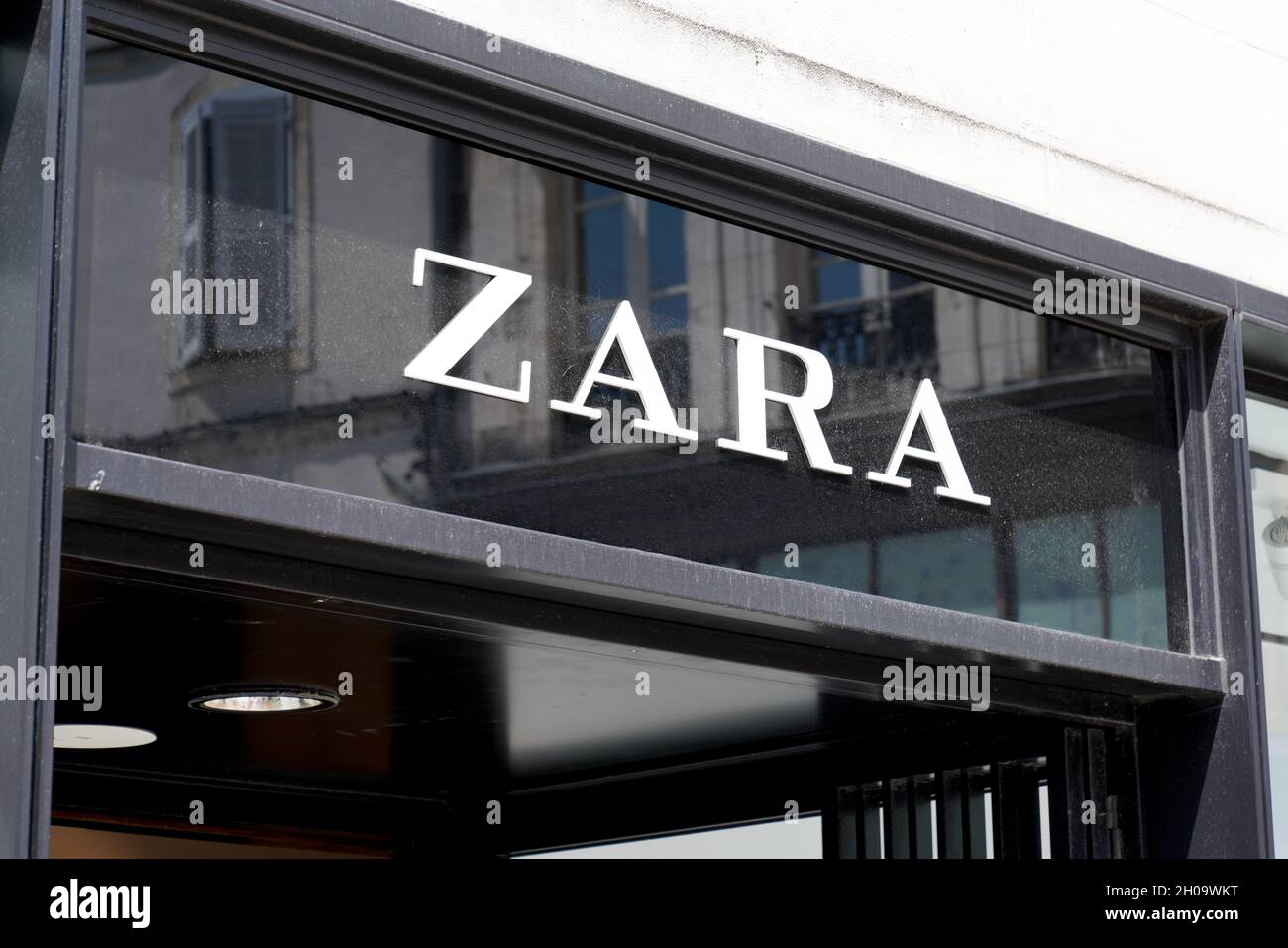 toulouse , occitanie France - 06 25 2021 : zara sign text store and logo  brand shop on facade boutique Stock Photo - Alamy