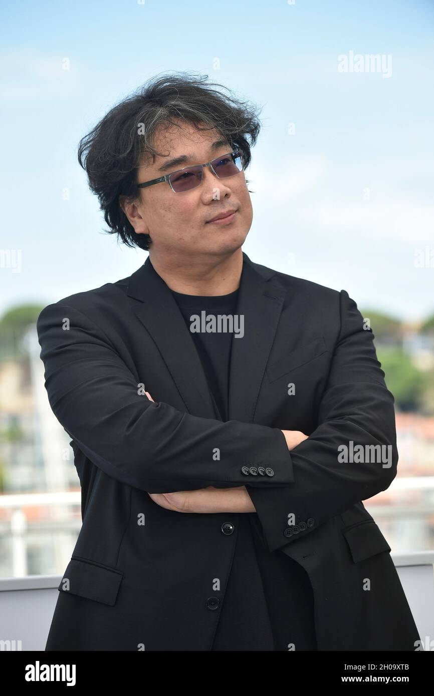 74th edition of the Cannes Film Festival: South Korean director Bong Joon ho, awarded the Palme d'Or in 2019 for his film 'Parasite', posing during th Stock Photo
