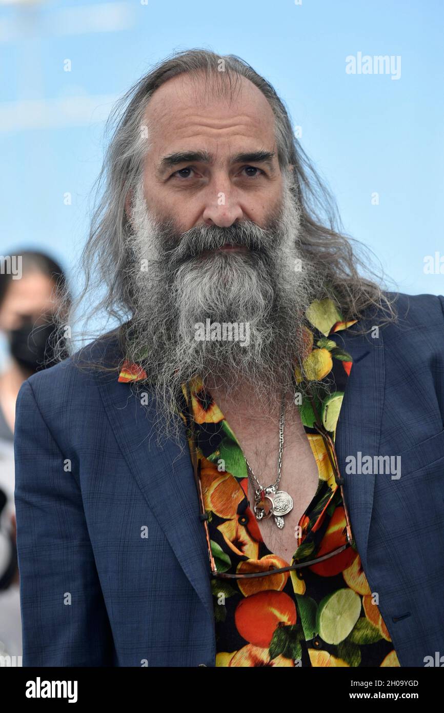 74th edition of the Cannes Film Festival: composer and musician Warren Ellis  posing during a photocall for the film “The Velvet Queen” (French: “La pa  Stock Photo - Alamy