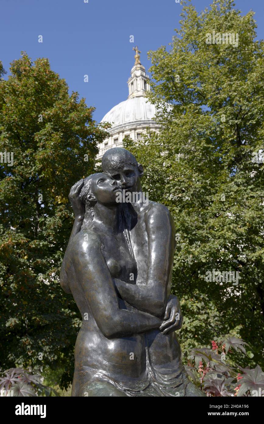 London, England, UK. Bronze statue - 'The Young Lovers' (George Ehrlich; 1973) in Festival Gardens by St Paul's Cathedral Stock Photo